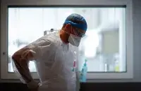 Доктар, які лечыць хворых каранавірусам, Францыя / Reuters