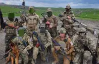 Валерый Сахашчык (другі справа ў першым шэрагу) з байцамі роты / t.me/beldesant/