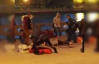 Медыкі аказваюць дапамогу пацярпелай падчас салюту.
