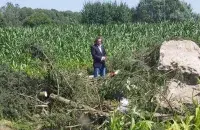 Генеральнага консула Польшчы ў Гродне Анджэя Рачкоўскага, які прыбыў на месца знішчанага помніка / Znadniemna.pl​
