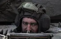 Украінскі вайсковец унутры расейскага танка, захопленага пасля бою з расейскімі войскамі ў сяле Лук&#39;янаўка пад Кіевам / REUTERS / Marko Djurica​