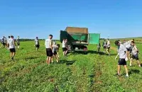 Torpedo-BelAZ footballers collect stones in a collective farm / FC Torpedo-BelAZ&nbsp;