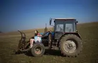 Artist, portrait and tractor / instagram.com/shelma0905/​