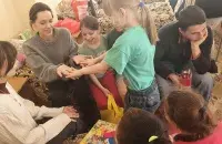 Анджаліна Джалі ў рэабілітацыйным цэнтры для дзяцей у горадзе Барыслаў Львоўскай вобласці / facebook.com/boryslavrada
