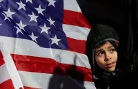 Хлопчык і сцяг ЗША / Reuters