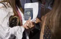 Атрымаць беларускі пашпарт — той яшчэ квэст / Global Look Press / Attila Husejnow