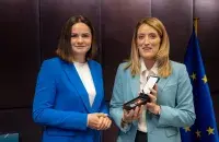 Святлана Ціханоўская і Раберта Метcола з узнагародай