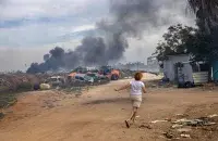 Жанчына бяжыць да сховішча, Ізраіль
