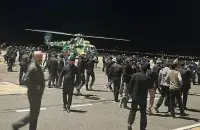 Людзі на ўзлётнай паласе аэрапорта Махачкалы