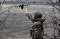 Украінскі вайсковец на фронце