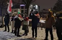 Беларусы з партрэтамі памерлага палітвязня
