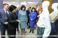 Наталля Качанава падчас адной са сваіх рабочых паездак / Белта

