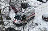 Машына хуткай дапамогі ў адным з мінскіх двароў
