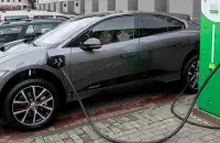 Электромобиль на зарядке в Беларуси
