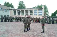 Мужчин отпустят домой только в конце мая
