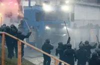Міліцыянты вучацца задушваць бунт у калоніі
