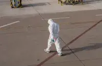Медык у спецкасцюме, ілюстрацыйнае фота
