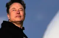 Генеральны дырэктар Tesla Ілан Маск садзіцца на борт Air Force One з прэзідэнтам ЗША Дональдам Трампам
