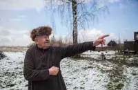 Вунь там, куды паказвае гэты жыхар Магілёўшчыны
