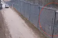 У прасветы ў плоце відаць чалавека ў форме хакі
