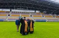 Священник освящает Борисов-Арену