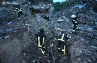 Спасатели разбирают завалы после российского налёта 25 мая
