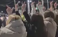 Дзяцей, якія паказалі сярэднія пальцы салюту, прымусілі глядзець "Ідзі і глядзі"
