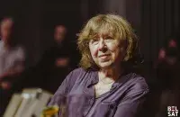 Святлана Алексіевіч на сустрэчы з чытачамі ў "Новым тэатры" у Варшаве, 16 чэрвеня 2025 года
