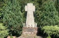 Помнік-крыж у вёсцы Войстам

