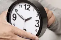 У Еўрапейскім саюзе ўсё яшчэ пераводзяць гадзіннікі на зімовы час

