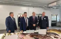 Василий Дементей (крайний слева) и Анатолий Коростин (крайний справа) на открытии Лукомльского консервного завода
