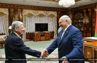 Джон Коул штурхае руку Лукашэнку
