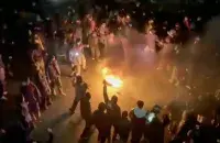 Кадр из видеозаписи, распространяющейся в соцсетях, на котором протестующие на улицах Тегерана, Иран, 9 января 2026 года&nbsp;
