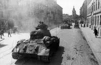 Советские танки Т-34 на&nbsp;улицах Львова, 1944 год
