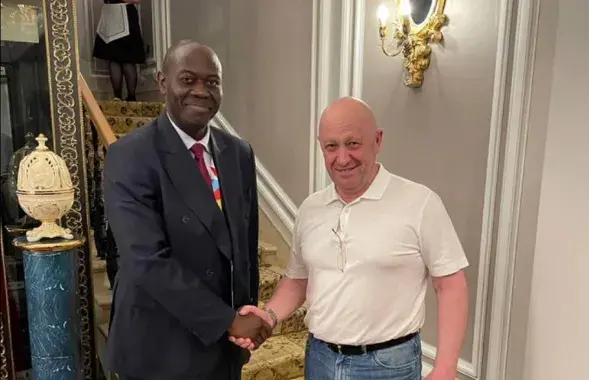 Яўген Прыгожын і амбасадар ЦАР Фрэдзі Мапука / Зміцер Сыты