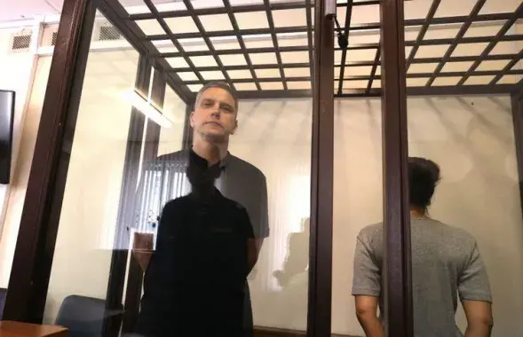 Павел Мажэйка і Юлія Юргілевіч у судзе