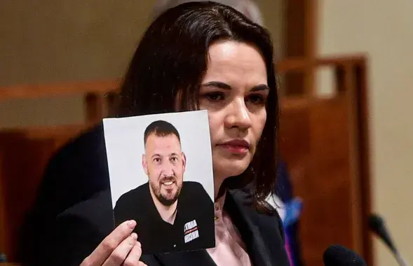Святлана Ціханоўская з фатаграфіяй мужа Сяргея, які з'яўляецца палітзняволеным /&nbsp; Vondrous Roman / CTK / AP
