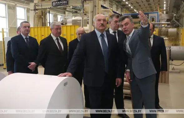 Александр Лукашенко на заводе газетной бумаги / БЕЛТА​