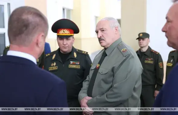 Министр обороны Виктор Хренин и Александр Лукашенко / БЕЛТА
