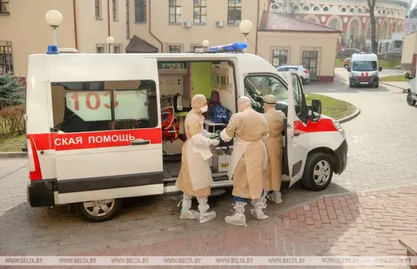 Медики готовятся к перевозке зараженного коронавирусом / Из архива БЕЛТА​