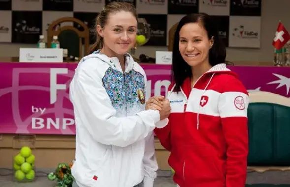 Белоруска Александра Саснович и швейцарка Виктория Голубич. Фото: tennis.by