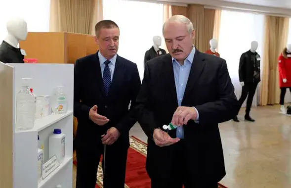 Лукашенко дезинфицирует руки / president.gov.by​