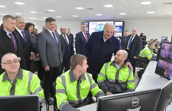 Фото на память: Александр Лукашенко и уроженец Египта, который работает в Светлогорске / president.gov.by
