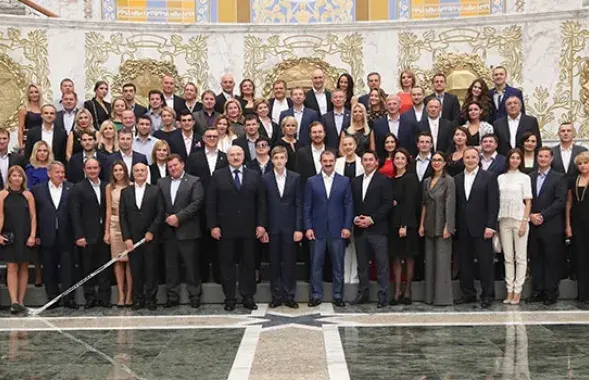 В центре &mdash; Дмитрий, Александр, Николай и Виктор Лукашенко. Фото: president.gov.by