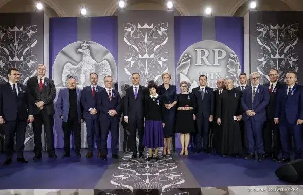 Узнагароджаныя і прэзідэнт Анджэй Дуда. Алег Латышонак другі злева / prezydent.pl
