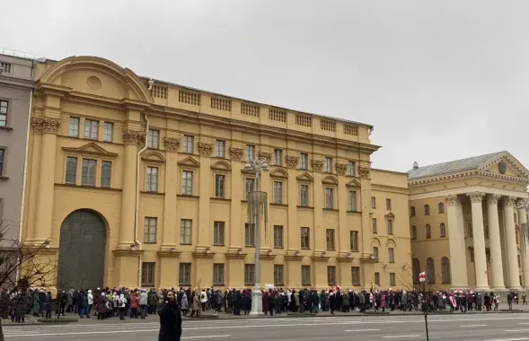 Колонна пенсионеров возле здания КГБ / Еврорадио​