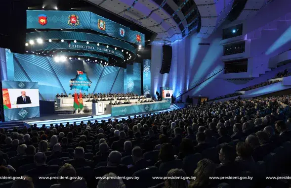 &quot;Дзяржслужбоўцы, якія сумленна выконваюць сваю працу, павінны працягваць гэта рабіць&quot; / president.gov.by