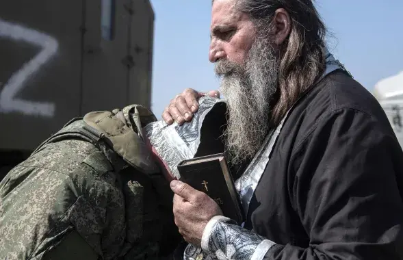 Праваслаўны святар і расійскі вайсковец / Ілюстрацыйнае фота ria.ru
