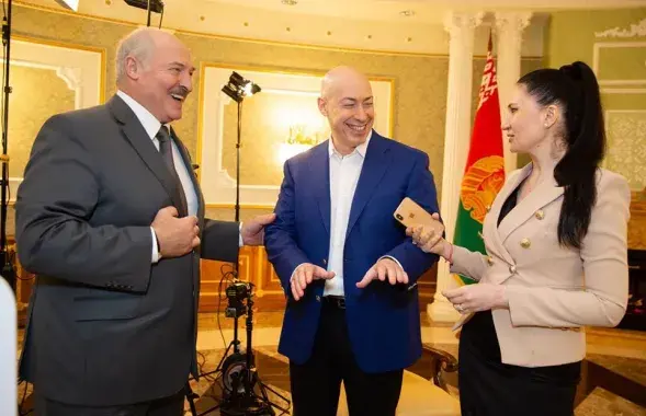 Лукашенко во время интервью / Фото из Facebook Алеси Бацман​