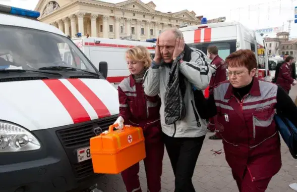 11 красавіка 2011 года медыкі дапамагаюць пацярпеламу ад выбуху
